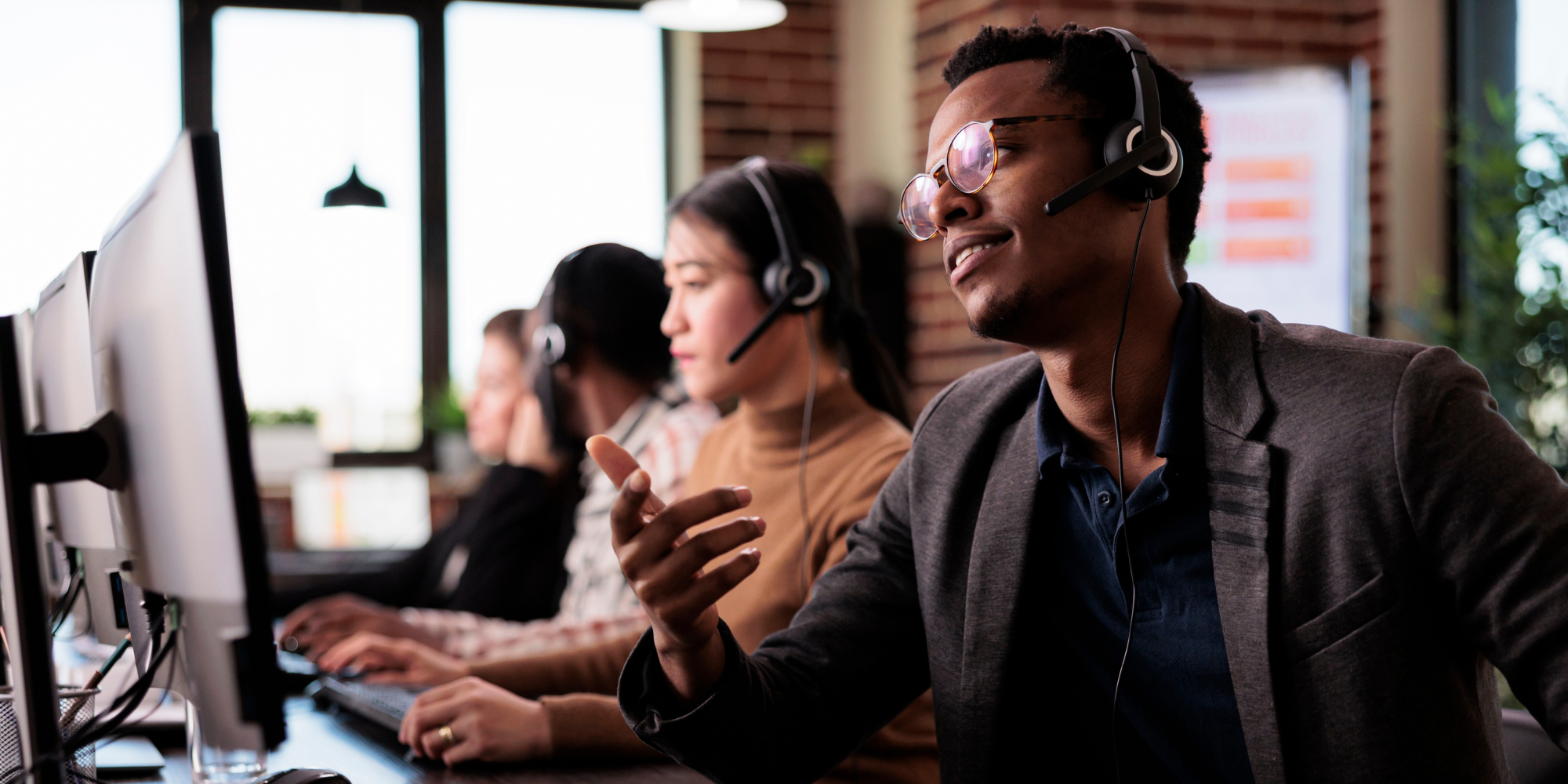 Why Every Business Needs an Emergency Answering Service During Hurricane Season